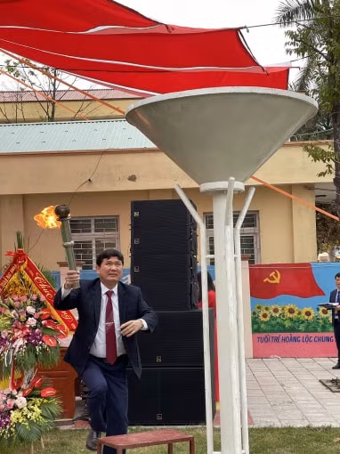 Lãnh đạo huyện Hoẳng Hóa thắp lửa truyền thống hiếu học tại Lễ hội Bút Nghiên. Ảnh: Quang Duy