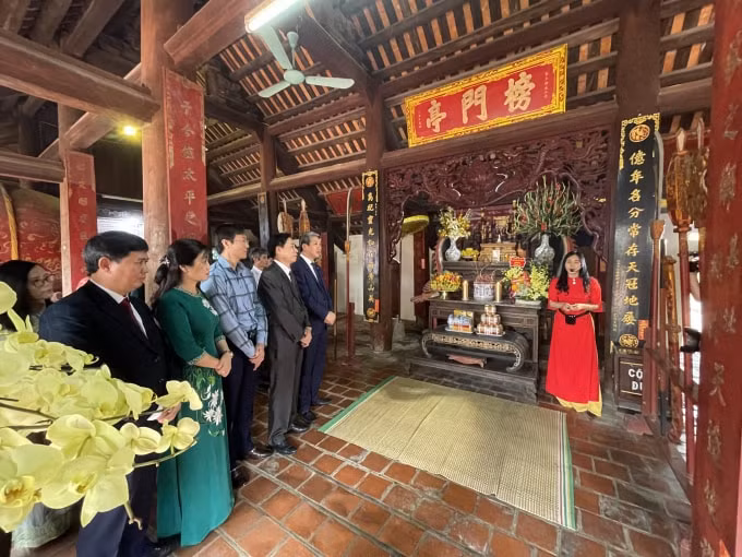Các đại biểu tham quan Bảng Môn Đình, biểu tượng về truyền thống hiếu học ở Hoằng Hóa