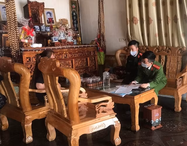 Công an huyện Nam Đàn, Nghệ An đến nhà người phụ nữ không khai báo y tế để làm việc.