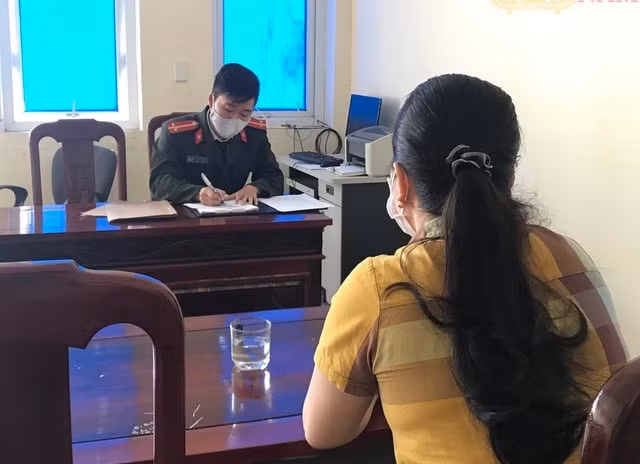 Công an tỉnh Nghệ An đã xử phạt 12 triệu đồng 2 người phụ nữ khai báo y tế gian dối. Ảnh: dantri.com.vn