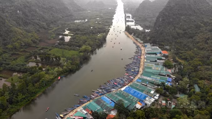 Ngày 13/3, chùa Hương (Hương Sơn, Mỹ Đức, Hà Nội) đã bắt đầu mở cửa trở lại đón khách sau nhiều ngày đóng cửa vì ảnh hưởng của dịch Covid-19. Rất đông người dân khắp nơi đã đổ về hành lễ, vãn cảnh. Thống kê đến chiều tối cùng ngày đã có hơn 2 vạn người đổ về đây.
