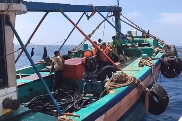 Bộ đội Biên phòng tiến hành kiểm tra tàu cá chở dầu không rõ nguồn gốc. Ảnh: vietnamnet.vn