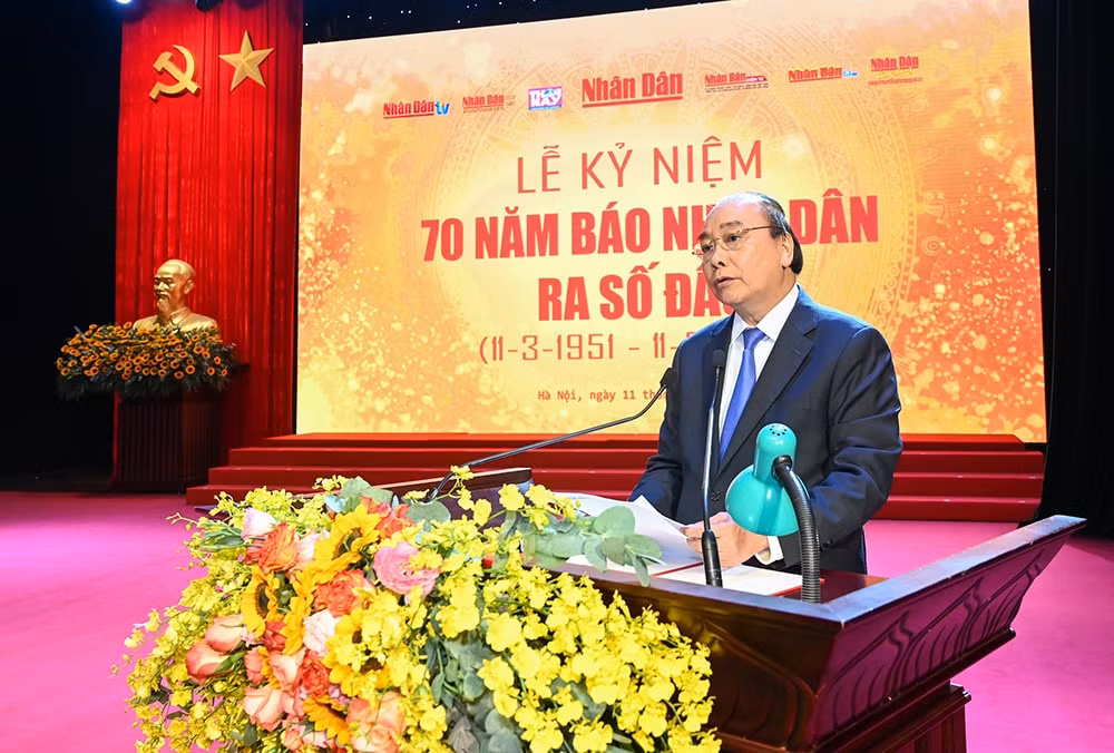Thủ tướng Nguyễn Xuân Phúc gửi lời chúc mừng tốt đẹp nhất đến các thế hệ những người làm Báo Nhân dân, chúc mừng những thành tựu to lớn mà Báo đạt được 70 năm qua. Ảnh: Phạm Hải