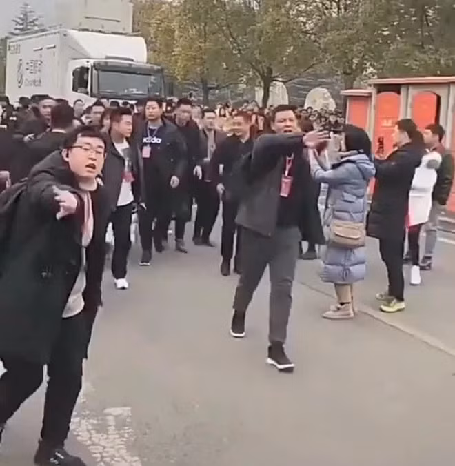 Nhóm vệ sĩ dẹp đường cho Lưu Đào gây nên cảnh tượng ồn ào.