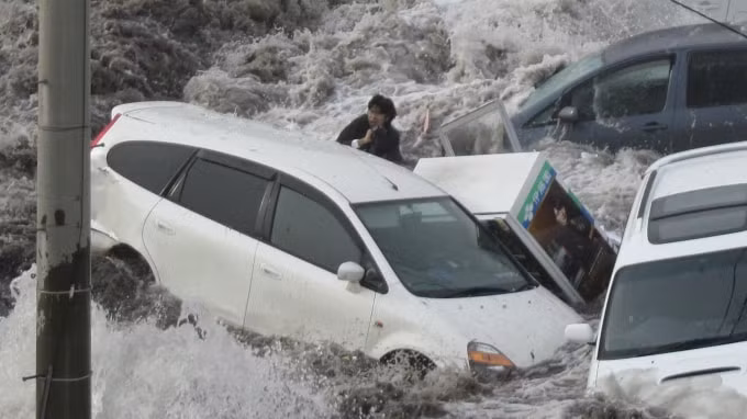 Video ghi lại cảnh một nạn nhân đang gồng mình chống chịu với con sóng lớn ở Fukushima - Ảnh: Getty