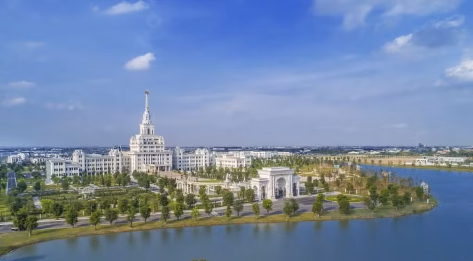 VinUni nằm trong đại đô thị Vinhomes Ocean Park (Gia Lâm, Hà Nội) với tổng diện tích 23 ha, hệ thống cơ sở vật chất được xây dựng theo các tiêu chuẩn QS 5 sao
