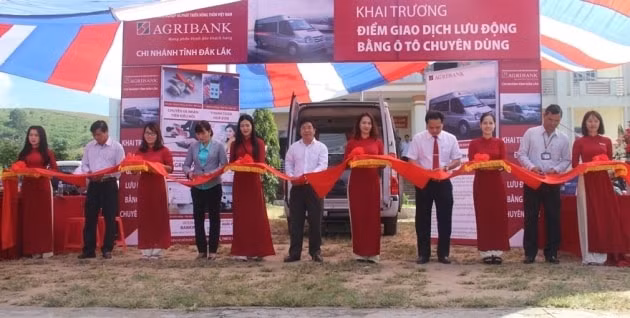 Dịch vụ ngân hàng lưu động của Agribank mang dịch vụ ngân hàng đến khách hàng vùng sâu vùng xa.