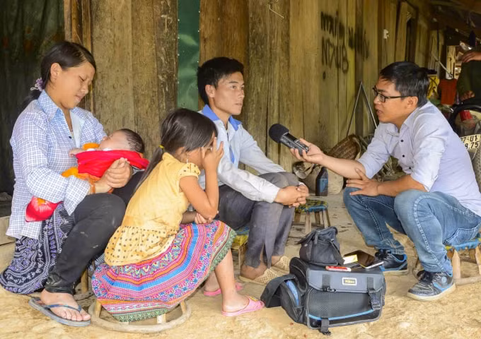Nhà báo Vũ Lợi - Cơ quan thường trú VOV khu vực Tây Bắc cùng với các em nhỏ vùng cao.