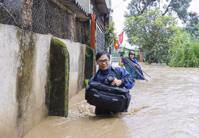 Nhà báo Vũ Tất Lợi - Cơ quan thường trú VOV khu vực Tây Bắc trong lần tác nghiệp tại một trận lũ ở tỉnh Điện Biên.