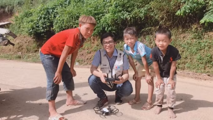 Nhà báo Vũ Tất Lợi - Cơ quan thường trú VOV khu vực Tây Bắc cùng với các em nhỏ vùng cao.