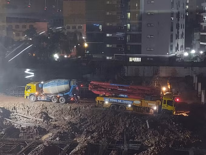 Người dân phản ánh công trình thi công ban đêm gây tiếng ồn lớn, ảnh hưởng đến cuộc sống của người dân.