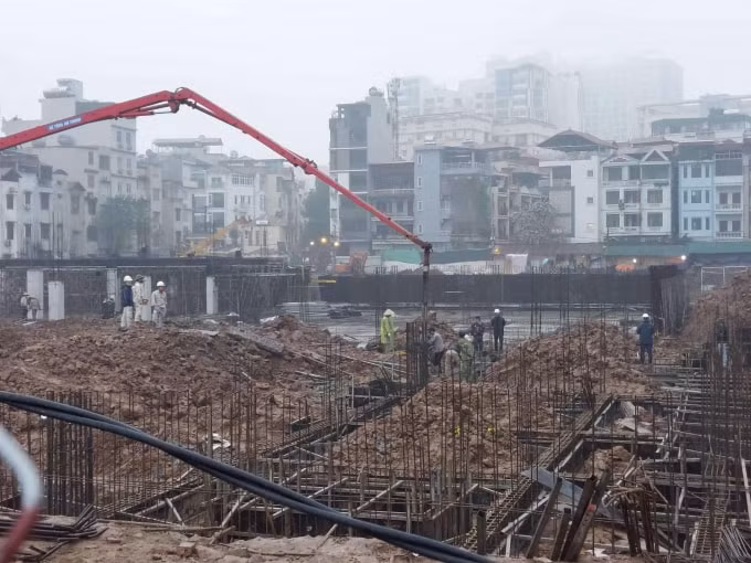 Đơn vị thi công vẫn “bất chấp” cho công nhân đội mưa tiến hành đổ bê tông phần móng dự án.