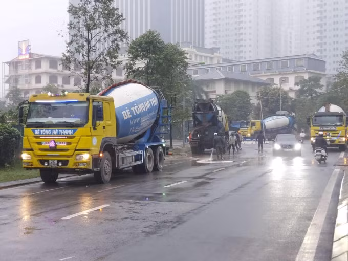 Xe bê tông hoạt động giữa ban ngày, quây quanh dự án, gây mất an toàn giao thông trong khu vực.