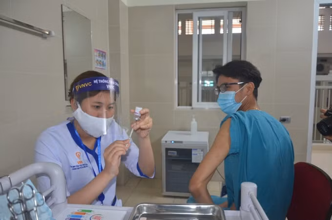 Hiện nay việc tiêm vắc xin COVID -19 đang được tiến hành ưu tiên cho những người tham gia vào công tác phòng, chống dịch COVID -19 (ảnh Trinh Phúc).