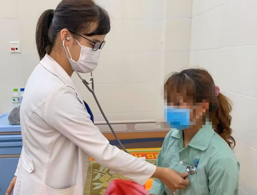 Sau 7 ngày điều trị tại Bệnh viện Sản Nhi Quảng Ngãi, sức khỏe của Phương dần hồi phục. Ảnh: Zingnews.vn