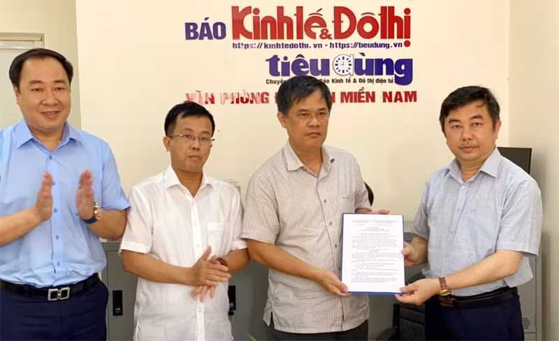 Tổng Biên tập báo Kinh tế & Đô thị Nguyễn Minh Đức trao quyết định cho Trưởng văn phòng đại diện báo Kinh tế & Đô thị tại TP Hồ Chí Minh Đoàn Bá Trường. Ảnh: Tiểu Thúy