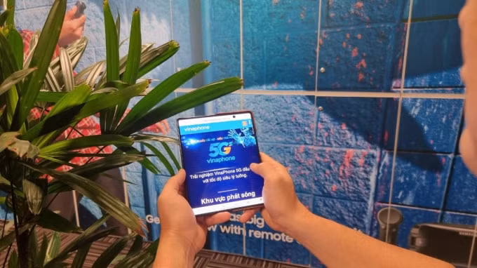 Trải nghiệm VinaPhone 5G trên máy Samsung Fold 2.
