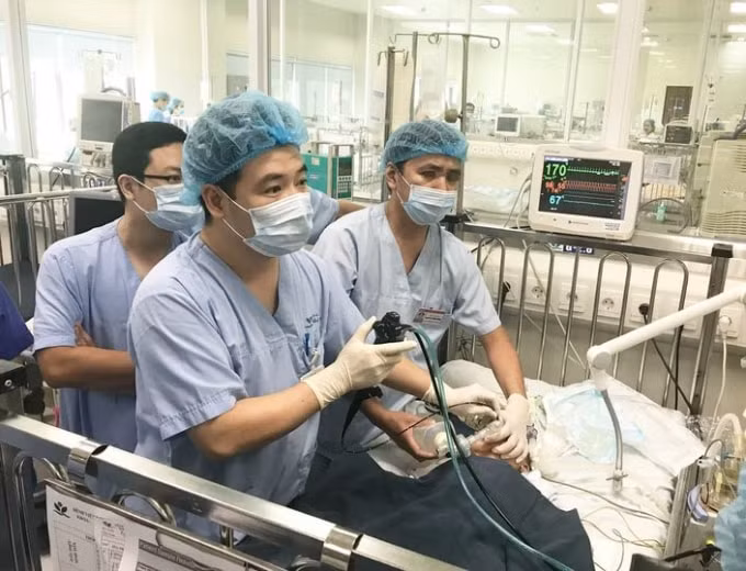 Sặc hạt điều, bé trai 2 tuổi nguy kịch tính mạng được các bác sĩ Bệnh viện Nhi trung ương cứu chữa (ảnh TL).