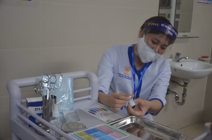 Hiện tại vắc - xin COVID-19 ở nước ta được kiểm soát bởi cơ quan chức năng (ảnh minh họa - Trinh Phúc).