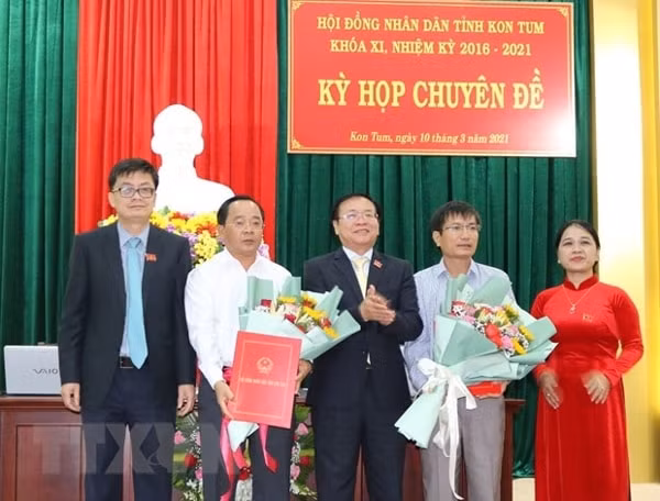 Ông Nguyễn Ngọc Sâm (người thứ 2 bên phải) nhận hoa chúc mừng từ Thường trực HĐND tỉnh Kon Tum. Ảnh: TTXVN