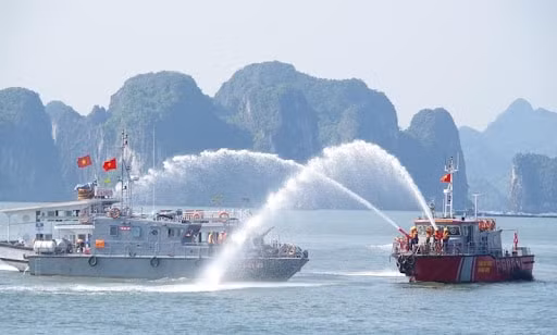 Thao diễn cứu hộ, cứu nạn và chữa cháy trên biển.
