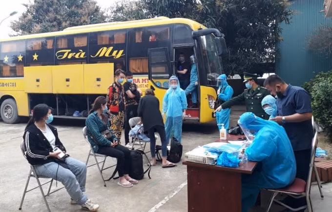 Cơ quan chức năng lấy lời khai hành khách trên xe