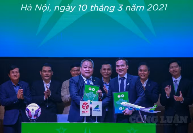 Ông Nguyễn Minh Ngọc cũng cho biết, đã có bản hướng dẫn gửi tới các CLB hướng dẫn chống dịch tại V.league, ông khẳng định ban điều hành khuyến cáo các đội kiểm tra sức khỏe của cầu thủ. Trước trận các cầu thủ có thân nhiệt trên 37,5 sẽ không được vào sân tại Cúp Quốc gia.