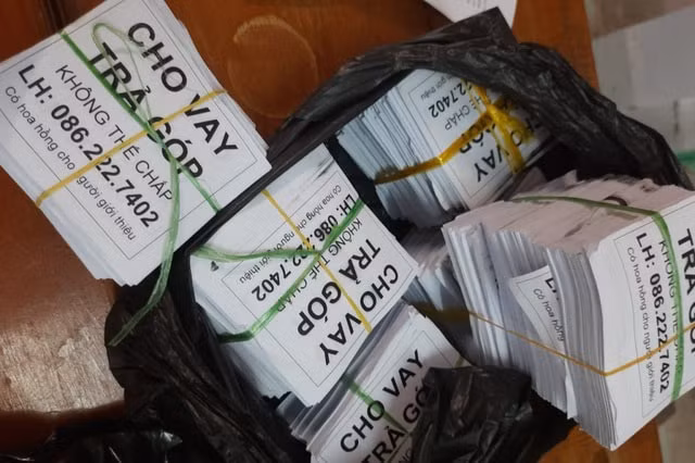 Công an TP. Long Xuyên kiểm tra nhà trọ của Nguyễn Mỹ Nam phát hiện 6.000 tờ rơi cho vay trả góp. Ảnh: giadinh.net.vn