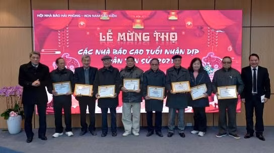 Lễ mừng thọ các nhà báo cao tuổi được tổ chức tại buổi gặp mặt các thế hệ nhà báo Hải Phòng đầu xuân 2021 tại khu công nghiệp Nam Cầu Kiền - Hải Phòng.