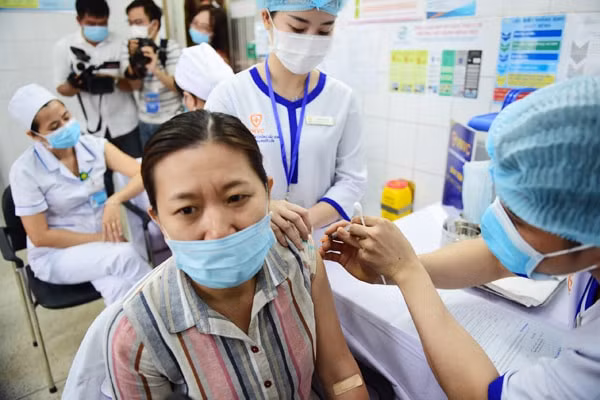 Hơn 5.200 người đã tiêm vắc xin Covid-19, 12 người có phản ứng mức độ 2/3. Ảnh: TL