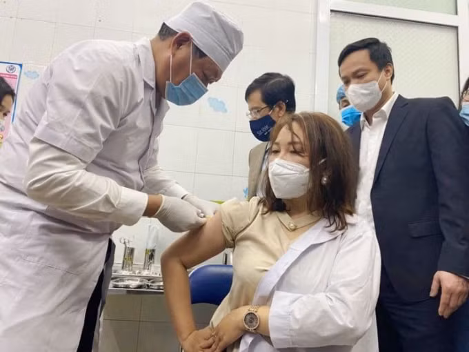 Bộ Y tế yêu cầu TP. Hồ Chí Minh, TP. Hải Phòng, Gia Lai báo cáo nguyên nhân các trường hợp phản ứng nặng sau tiêm vaccine COVID-19. Ảnh minh họa