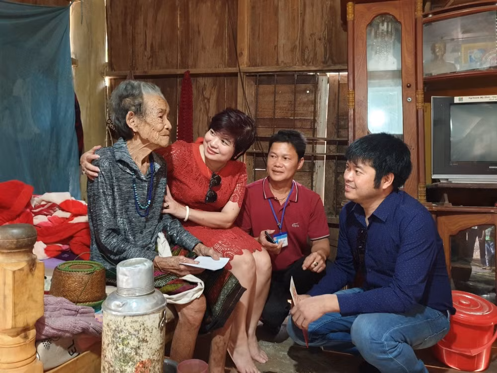 Đại diện lãnh đạo Báo GD&TĐ thăm mẹ Việt Nam anh hùng. Ảnh: Quỳnh Như