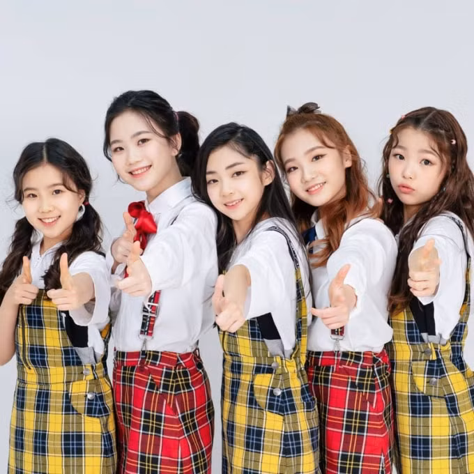 Những người ủng hộ vẫn cho rằng nên tôn trọng quyết định của các em và mong công ty quản lý sẽ có chiến lược phù hợp.