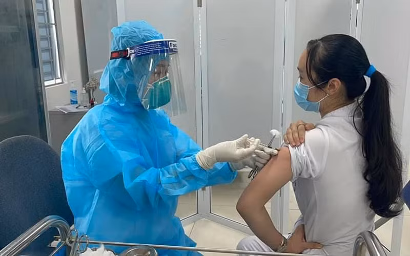 Việt Nam bước sang ngày thứ 5 tiêm vắc xin ngừa Covid-19 của AstraZeneca. Ảnh: TL