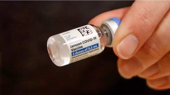 Vắc xin Covid-19 của Johnson & Johnson tại một trung tâm tiêm chủng ở khách sạn Hilton Chicago O'Hare Airport ở Chicago, Illinois © Kamil Krzaczynski, AFP