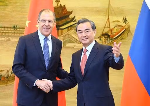 Ngoại trưởng Vương Nghị (phải) mời người đồng cấp Nga Sergei Lavrov tới Bắc Kinh vào tuần tới - Ảnh: Xinhua/Ding Haitao