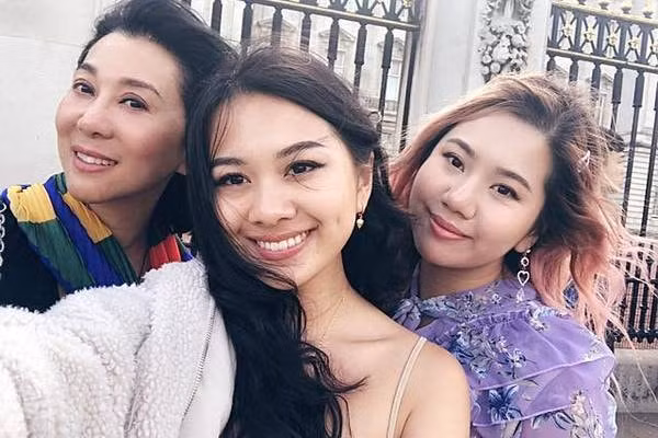 MC Kỳ Duyên bên hai con gái đang học đại học.