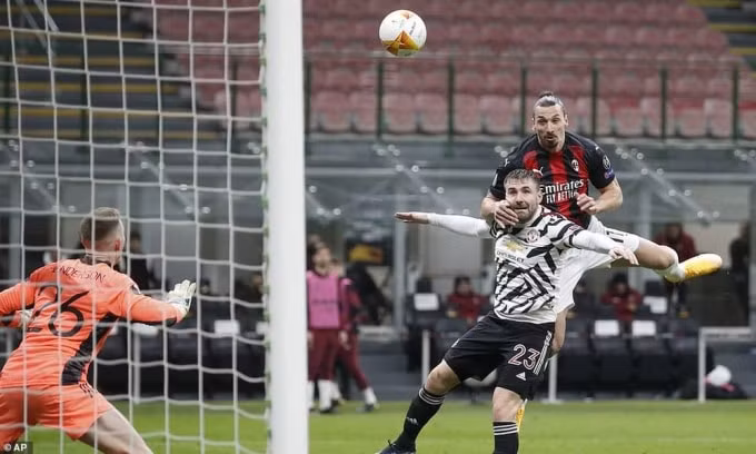 Henderson từ chối cú đánh đầu của Ibrahimovic. Ảnh: AP