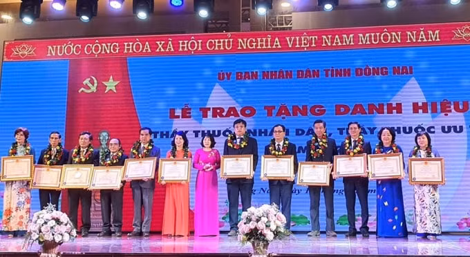Với những thành tích xuất sắc trong công tác chăm sóc sức khoẻ nhân dân, nhiều cá nhân của ngành y tế Đồng Nai đã được trao tặng các doanh hiệu cao quý của Chủ tịch nước.