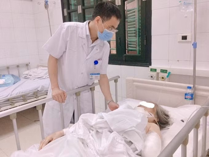 Hiện nay tai nạn chó cắn gây thương tích nguy hiểm cho người già và trẻ em xảy ra nhiều nơi (ảnh TL).