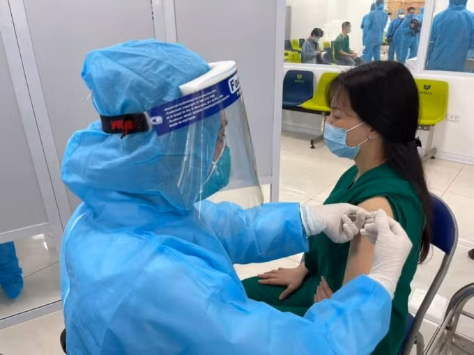 Công tác tiêm phòng COVID-19 đang được tích cực triển khai (ảnh TL).