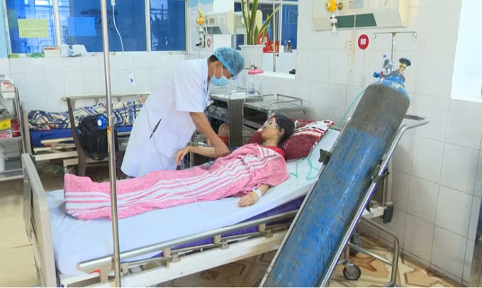 Các em đang được cho thở oxy và truyền dịch ở bệnh viện.