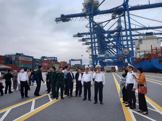 Đoàn nhà báo thăm quan cảng nước sâu Lạch Huyện thuộc Tổng công ty Tân Cảng Sài Gòn (Quân chủng Hải quân). Ảnh: V.H