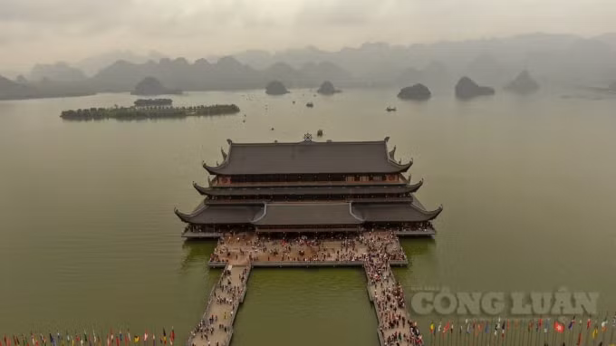 Đặc biệt, Sở Văn hóa - thể thao và du lịch Hà Nam yêu cầu ban quản lý khu du lịch Tam Chúc phải có định hướng phân luồng khách ngay từ ngoài cổng vào chứ không thể để khách dồn vào bên trong chốt bán vé mới phân luồng.