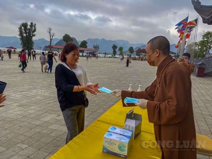 Phía chùa Tam Chúc cũng đã bố trí nhiều điểm phát khẩu trang miến phí cho người dân.
