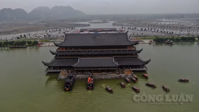 Mặc dù ở chùa đã có hơn 400 xe điện hoạt động liên tục song không thể đáp ứng nhu cầu. Ban quản lý khu du lịch Tam Chúc phải tăng cường thêm 30 xe khách loại 45 chỗ, đồng thời ba lần dừng bán vé xe điện, vé thuyền để giảm tải khách. Đến khoảng chiều ngày 14/3, hiện tượng ùn ứ đã không còn.