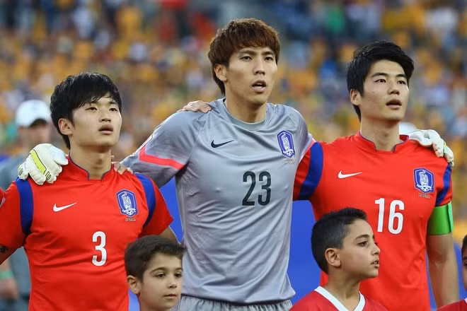 Kim Jin-Hyeon (giữa) đã có 17 trận cho tuyển Hàn Quốc và vừa được triệu tập trở lại. Anh được xem là đàn anh, đối thủ chính của Văn Lâm tại Cerezo Osaka. Ảnh: Getty