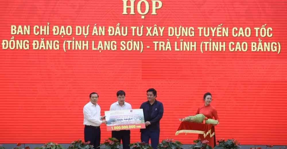 Ông Lại Xuân Môn- Bí thư Tỉnh ủy tỉnh Cao Bằng trao giải Nhất cho Liên danh Công ty cổ phần Tư vấn xây dựng A2Z