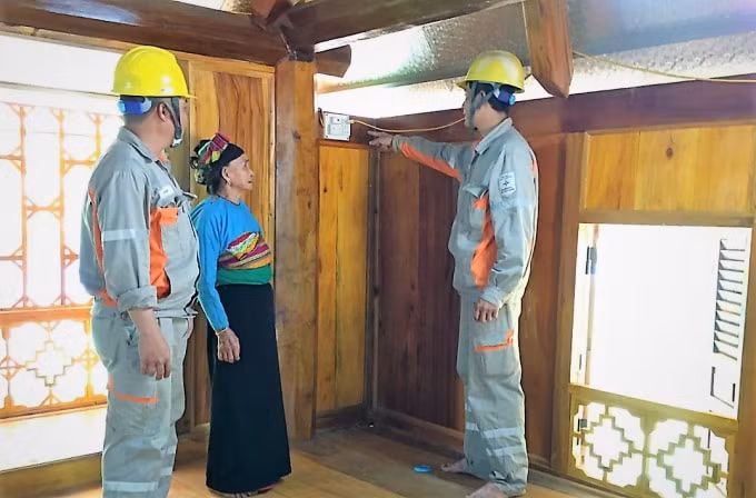 Nhân viên Điện lực Bá Thước hướng dẫn KH sử dụng điện an toàn, tiết kiệm và hiệu quả.