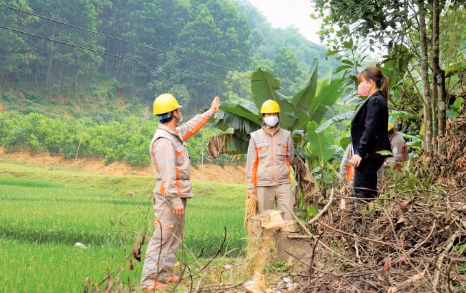 Tuyên truyền về an toàn hành lang lưới điện đến hộ dân.